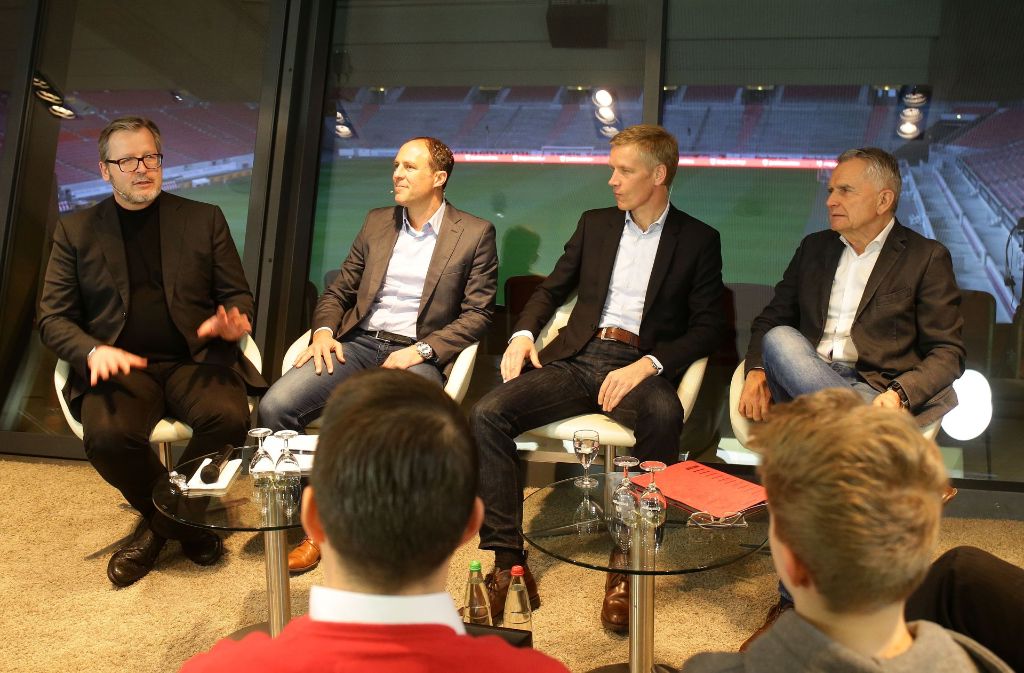 Marc Kienle (2. v.l., Manager Sportkoordination) Jan Schindelmeiser (3. v.l., Vorstand Sport) und Wolfgang Dietrich ( 4. v.l. Präsident) bei „VfB im Dialog“