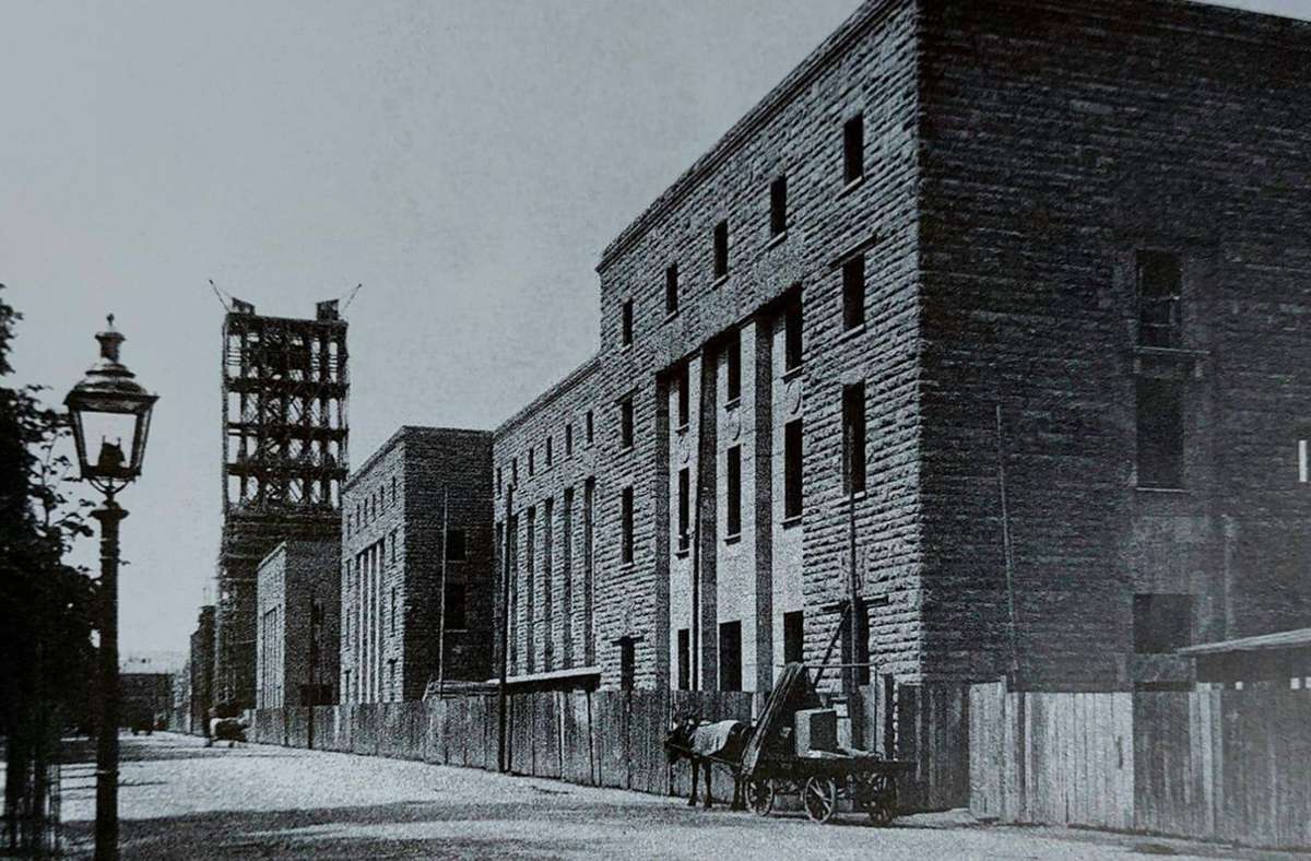 Blick auf den Südflügel des neuen Hauptbahnhofs im Jahr 1916. Der Rohbau ist bis auf den Turm fertig.