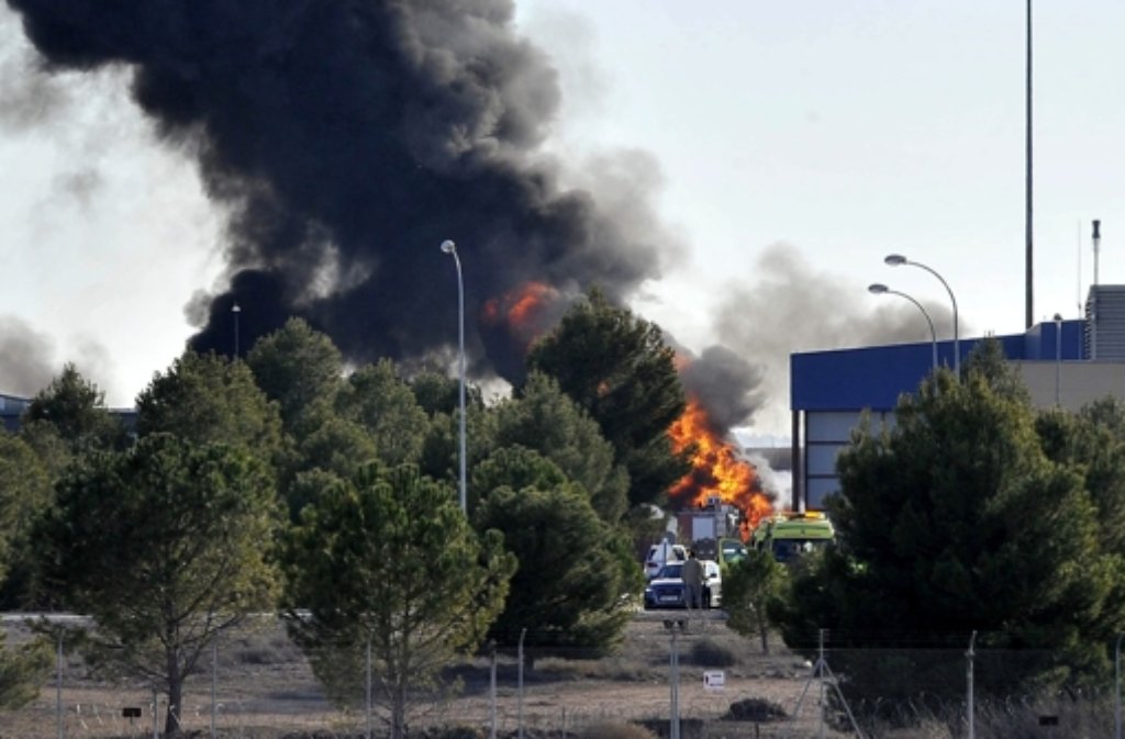 Beim Absturz eines Kampfflugzeuges in Spanien sind elf Menschen ums Leben gekommen.