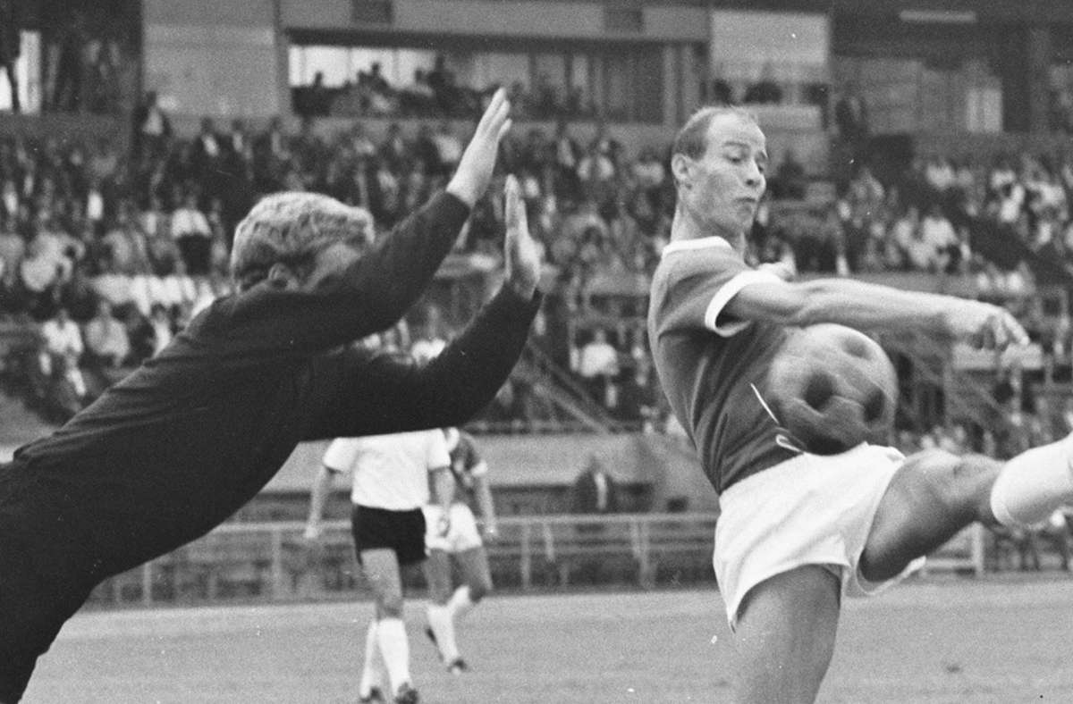 Er war eine der prägenden Figuren der Stuttgarter Kickers in den 1960er Jahren. Am 2. August ist Rolf Steeb im Alter von 82 Jahren gestorben. Während seiner aktiven Laufbahn zwischen 1959 und 1971, aber auch danach, als Zuschauer und Teil der Traditionsmannschaft. Liebevoll wurde der Abwehrspieler auch „Jackie Charlton der Kickers“ genannt.
