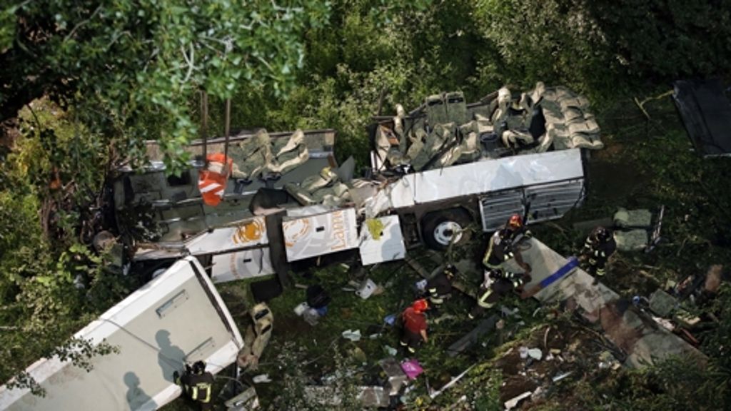  Bei einem Busunglück östlich von Neapel sterben 38 Menschen. Warum der Bus von der Straße abkam und von einer Brücke stürzte, ist rätselhaft. Haben die Bremsen versagt? Oder ist ein Reifen geplatzt? 