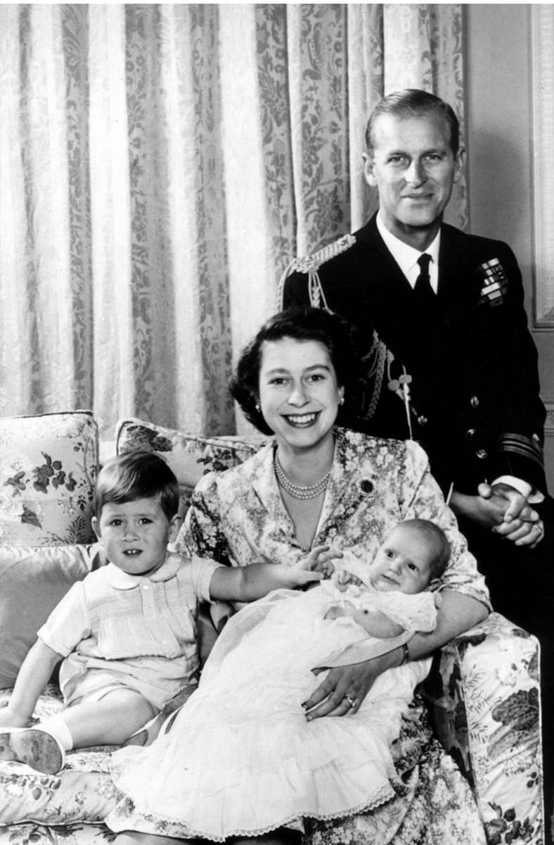 Zwei Jahre später, 1951, wir das Familienbild durch die damals fünf Monate alte Prinzessin Anne ergänzt. Prinz Philip trägt auf diesem Foto die Uniform eines Korvettenkapitäns der Royal Navy.