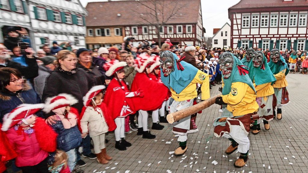  Auch wenn sie sich der dunklen Macht verschrieben hatten: Die Rathauschefs Schäfer (Hemmingen) und Makurath (Ditzingen) mussten den Narren weichen. Und in Gerlingen tanzten sich Tanzmariechen in die nächste Runde der Württembergischen Meisterschaften. 