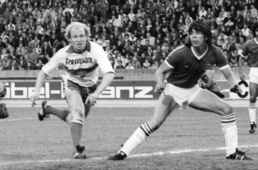 Der erste Bundesliga-Sieg über 1860 gelang am 1. Oktober 1977 – dank Torjäger Dieter Hoeneß (li.), der sich wenig später in Richtung FC Bayern verabschiedete.