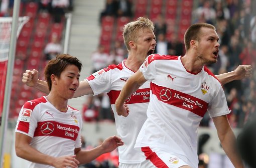 Die Spieler des VfB Stuttgart freuen sich über den Erfolg gegen Braunschweig. Foto: Pressefoto Baumann