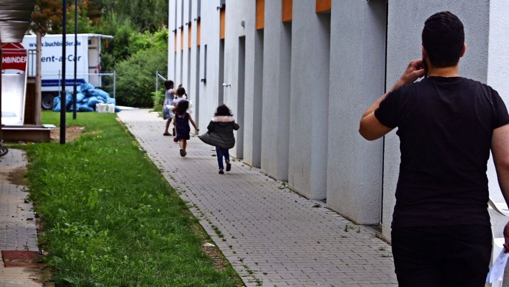  Durch ein Unwetter haben sich Keime in der Flüchtlingsunterkunft in Stuttgart-Birkach festgesetzt. Das Erdgeschoss muss saniert werden, 28 Bewohner umziehen – einige davon in Container. Weil die Flüchtlinge dagegen protestiert hatten, musste am Mittwoch die Polizei kommen. 