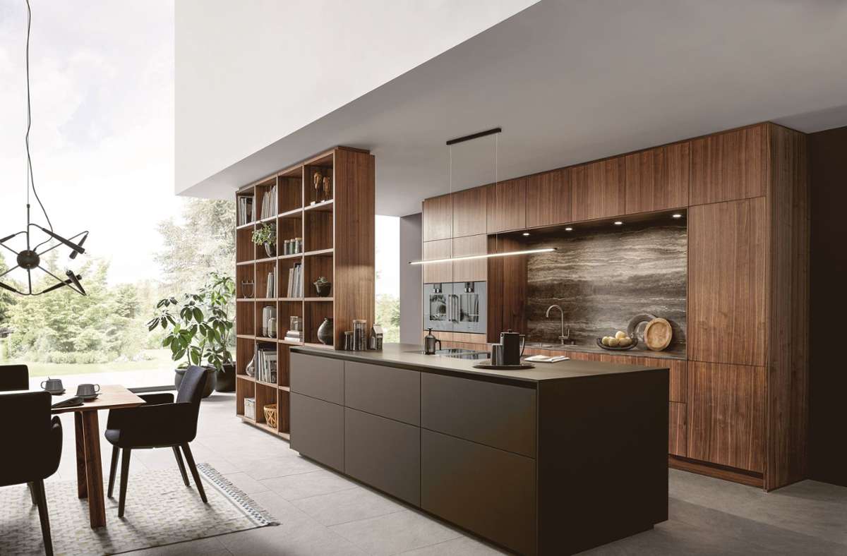 Ein zu der Küchenfassade passendes offenes Regal aus Holz sorgt hier für einen fließenden Übergang von der Küche zu dem Esszimmer.