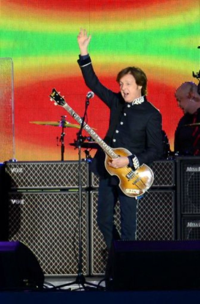 Auch Paul McCartney hält seine Gitarre andersherum.