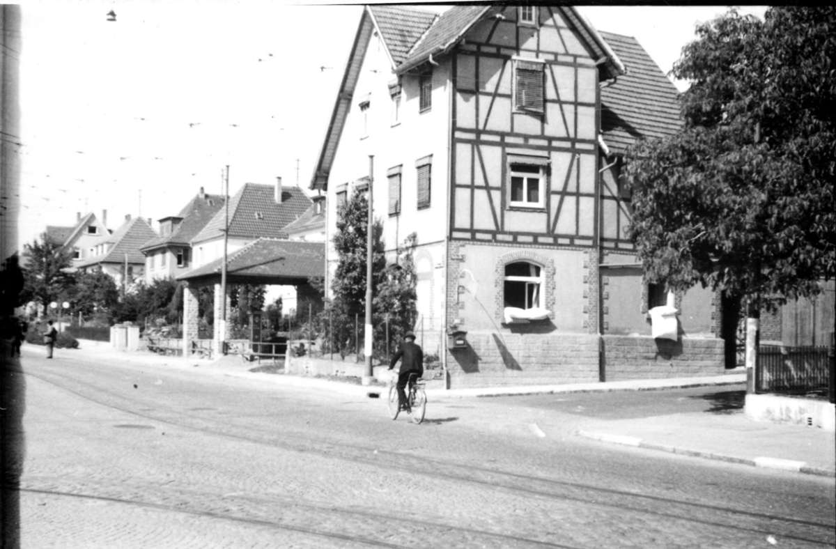 ... steht damals eine Wendeschleife für die Straßenbahn. Dieses Bild zeigt die Ecke Alpenrosenstraße. Das Eckhaus steht bis heute, aber ohne Fachwerk.