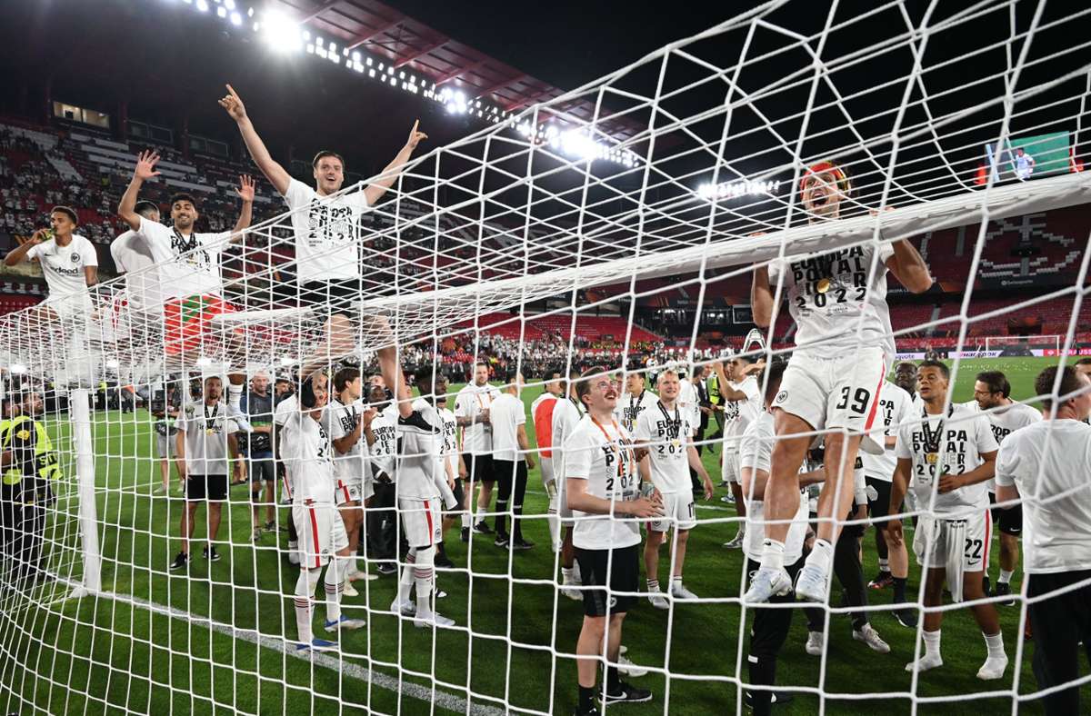 Die Eintracht-Fans feiern die Sternstunde ihres Vereins.
