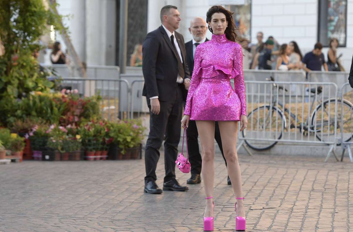 Die Schauspielerin Anne Hathaway lässt mit ihren Plateaupumps bei der Valentino Fashion Show einen Trend wieder aufleben.