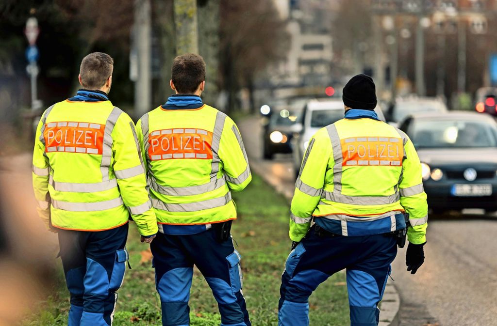 Die Polizei kontrolliert am Mittwoch an der Heilbronner Straße. Am zweiten Tag des Fahrverbots erwischt sie nur zwei Autofahrer, die nicht unterwegs sein sollten.