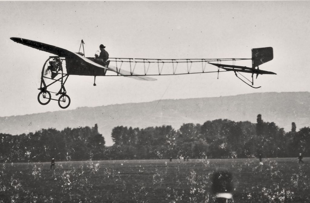 Hans Vollmoeller bei einem seiner Flugversuche, um 1910