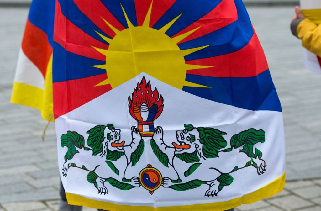 Mit farbenfrohen tibetanischen Flaggen haben Demonstranten einen Flashmob organisiert.