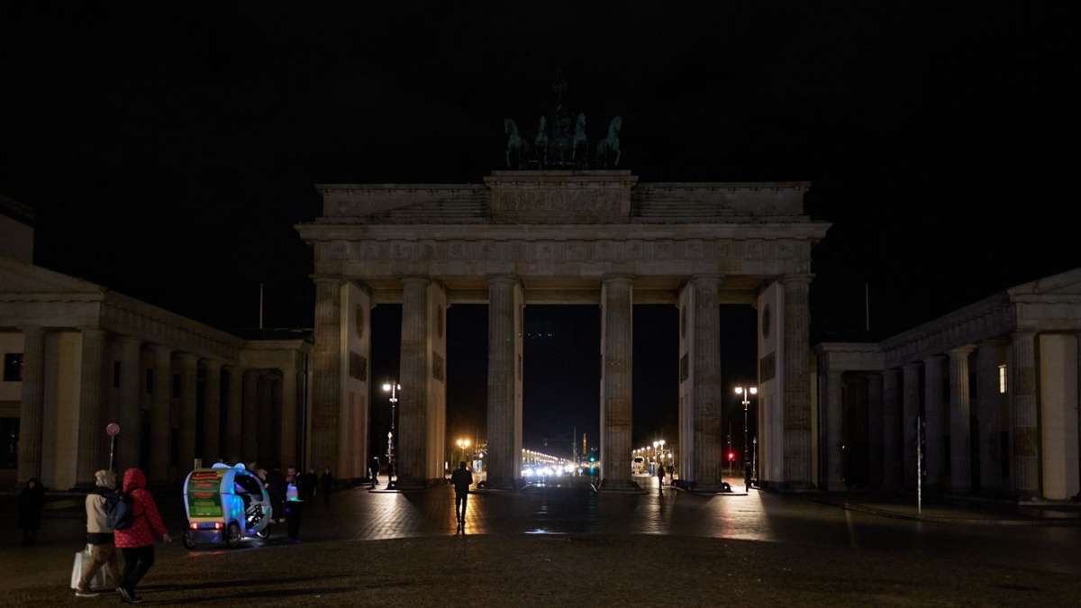 Berlin beteiligt sich an der weltweiten Aktion "Earth Hour" und schaltet das Licht am Brandenburger Tor aus.
