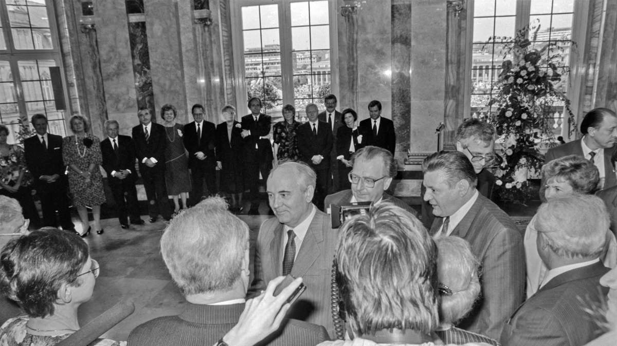 Vor der Wende: Michail Gorbatschow, Generalsekretär des Zentralkomitees der Kommunistischen Partei der Sowjetunion, mit Lothar Späth im Kuppelsaal des Neuen Schlosses 1989.