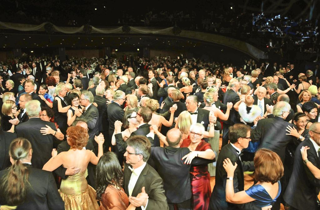 Ein gesellschaftlicher Anlass sich schick in Schale zu werfen: volles Tanzparkett beim Presseball 2016 in der Liederhalle