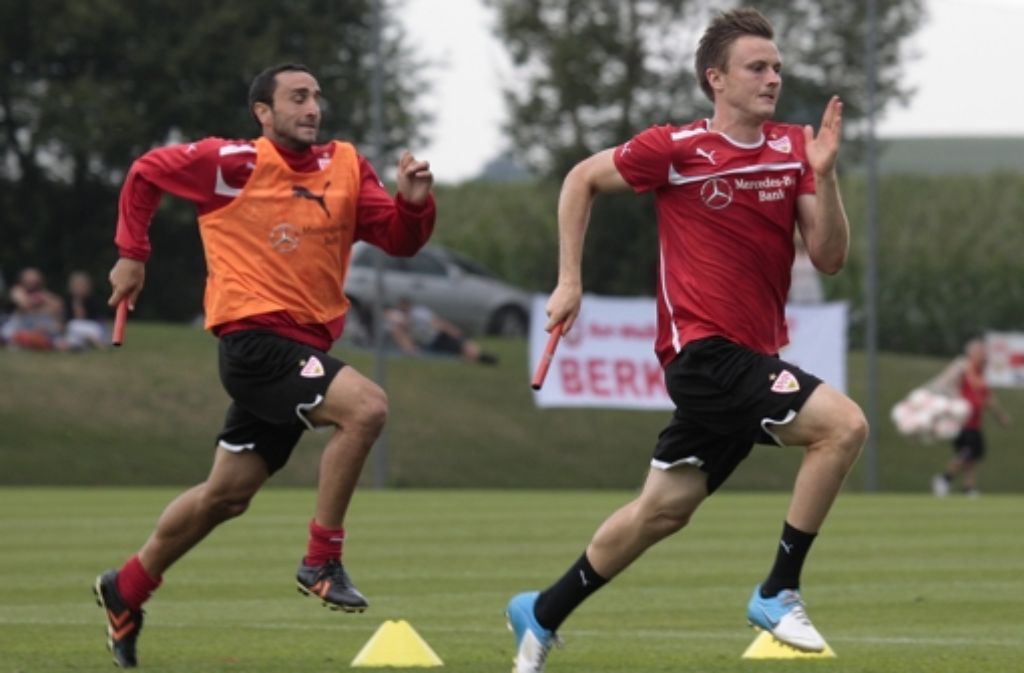 Zwei Mann zu viel: Von Cristian Molinaro (links) und William Kvist würde sich der VfB Stuttgart gerne noch vor Ende der Transferperiode am 2. September trennen. Wer derzeit im Kader des VfB steht, zeigen wir in der folgenden Bilderstrecke.