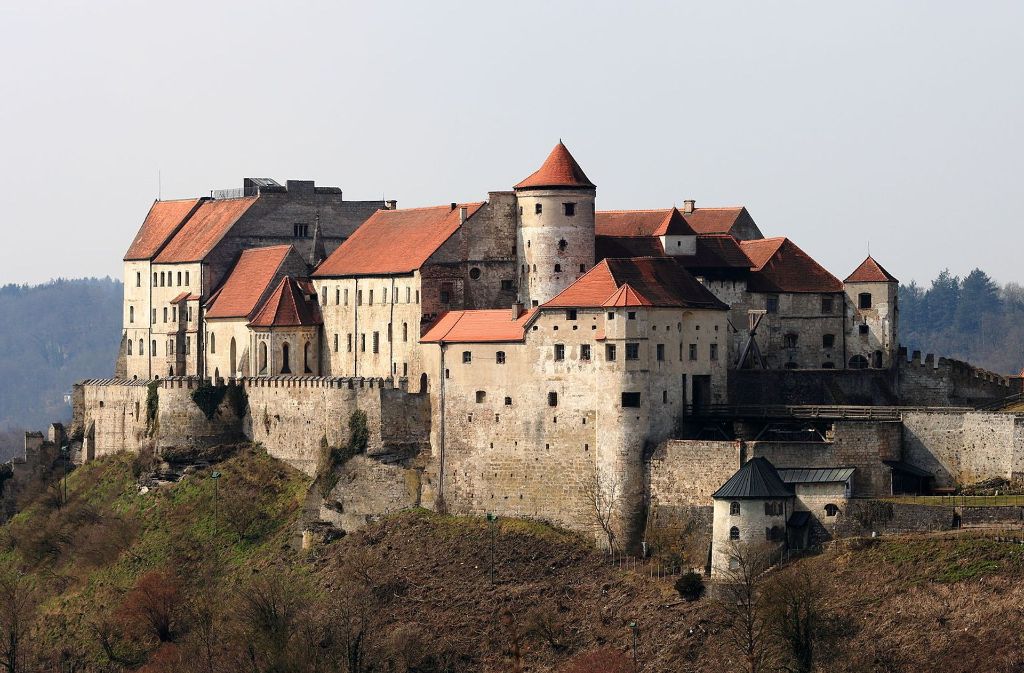 Burg zu Burghausen: Die Anlage oberhalb der Altstadt der gleichnamigen Stadt (erbaut ab dem elften Jahrhundert) ist mit 1051 Metern die längste Burganlage Europas.