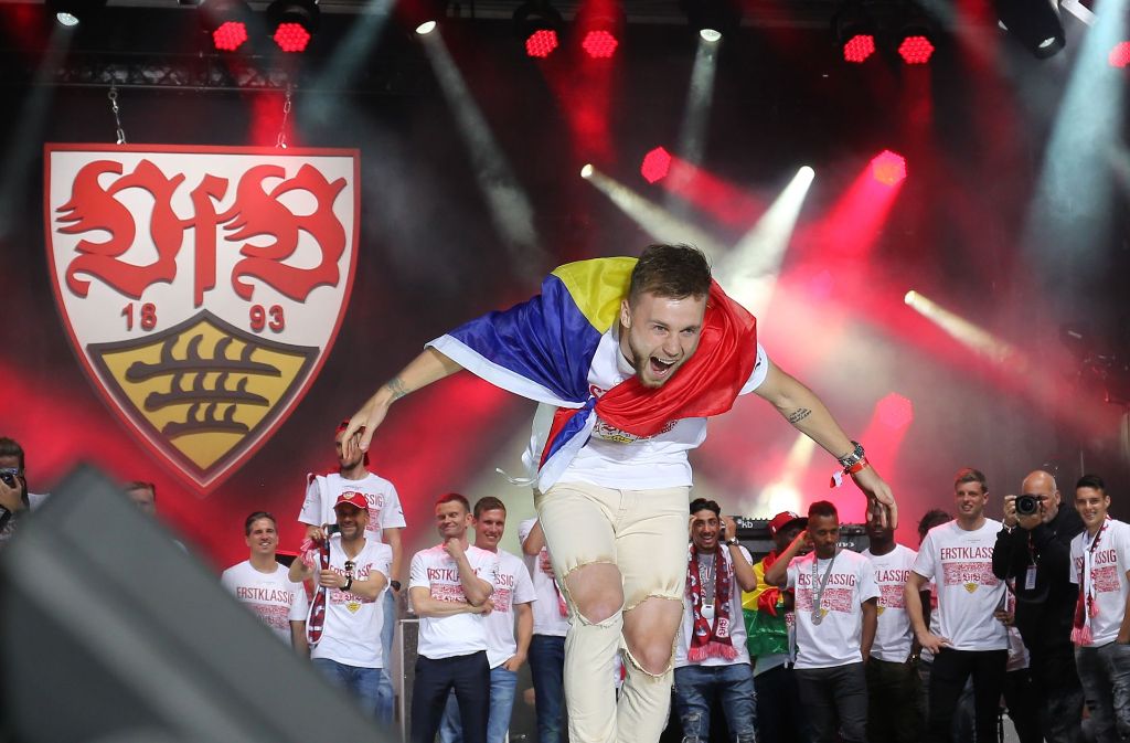 Das Party-Animal Alexandru Maxim trägt eine rumänische Flagge und lässt ...
