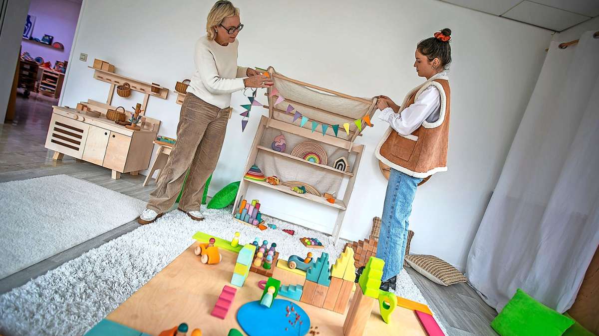 Natürliche Materialien und Farbe: Elke (links) und Maxi Grimm präsentieren ihre Holzspielwaren in Kombination mit den neuen Möbeln.