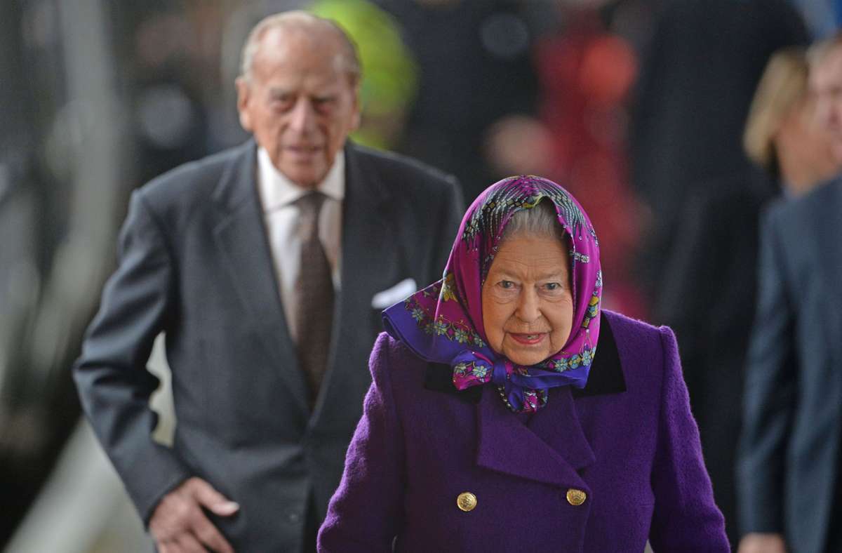 Mit 94 Jahren trifft die Queen ein schwerer Verlust: Prinz Philip, der 73 Jahre lang an ihrer Seite stand und ihr wichtigster Ratgeber war, stirbt mit 99 Jahren.
