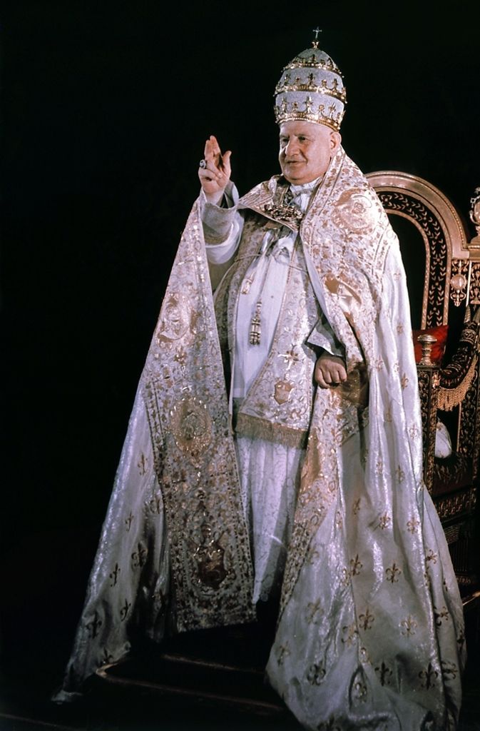 Pontifikale Pracht: Papst Johannes XXIII. 1958 im vollem Ornat (mit der Tiara, der päpstlichen Krone). Paul VI. war 1963 der letzte Papst, der sich traditionell mit der Tiara zum Papst krönen ließ. Er verschenkte seine modern gestaltete Tiara 1964 zugunsten bedürftiger Römer.