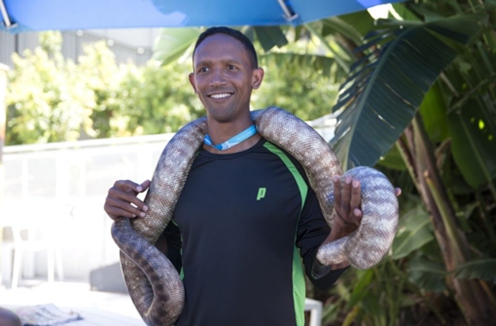 Raven Klaasen (Südafrika) getraut sich an eine Schlange heran.