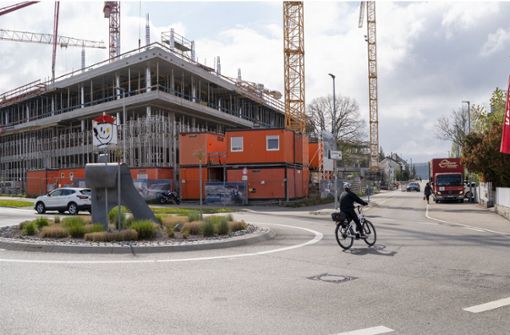 Steht  der Bosch-Campus  (links) und ist das Straßenumfeld  baulich aufgewertet und neu geordnet, ergeben sich rings um die Poststraße  Leonberg für alle Verkehrsteilnehmer große Veränderungen. Foto: Jürgen Bach