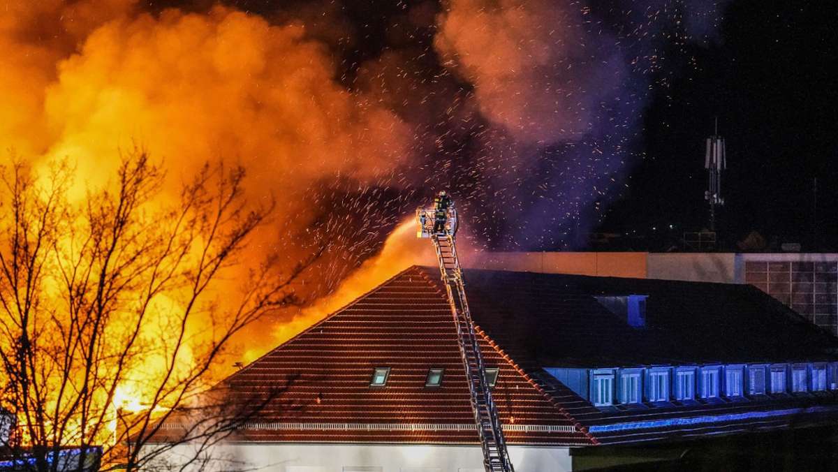 Ein Großbrand auf dem Gelände von Bosch Thermotechnik in Wernau (Kreis Esslingen) hat am frühen Mittwochmorgen einen Schaden in Millionenhöhe verursacht. Die Feuerwehr musste Löschwasser aus dem Neckar holen.