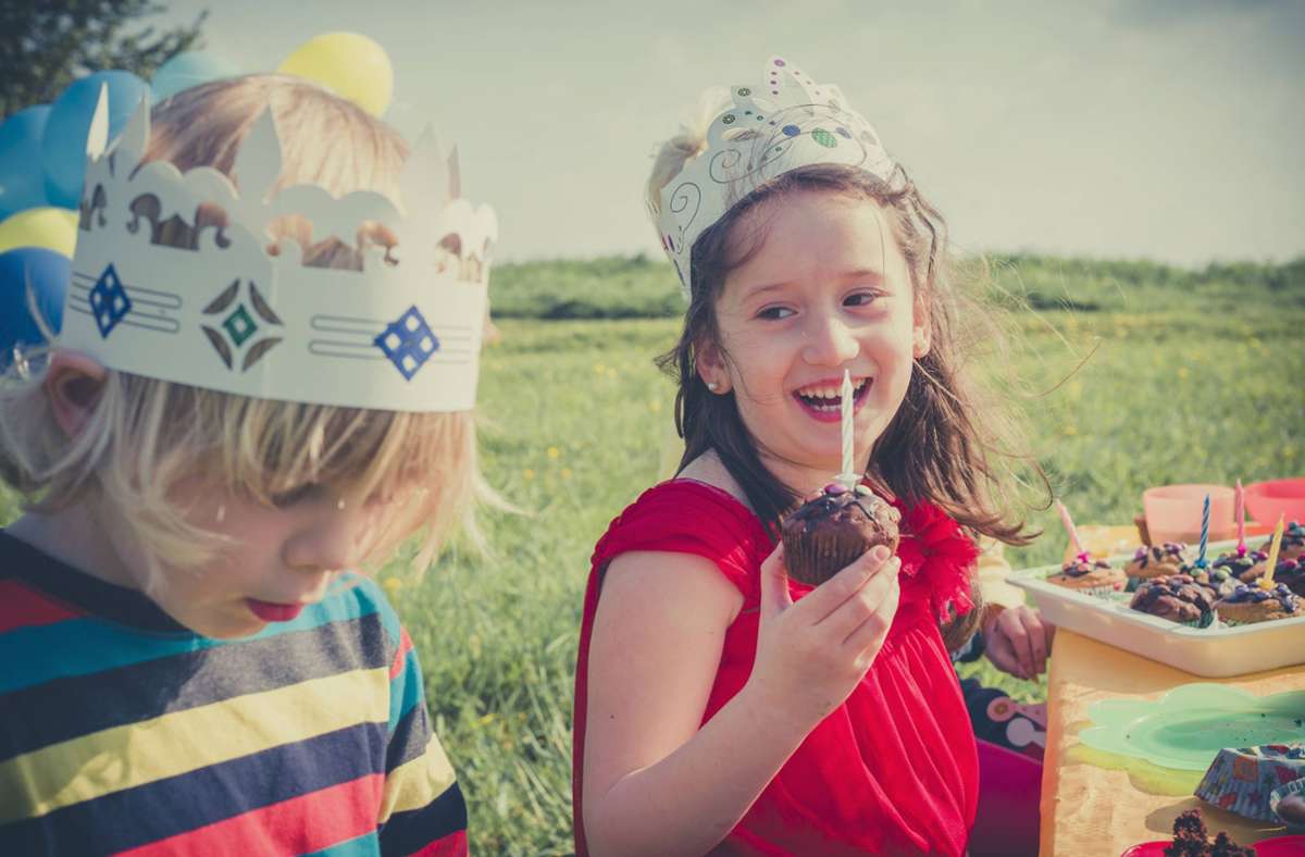 Muffins, Papierkrone, Luftballons – die Grundausstattung für den Kindergeburtstag. Foto: imago/Westend61/imago