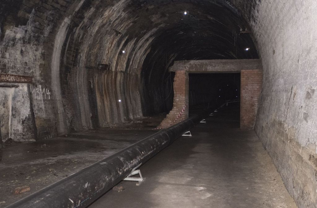 Im schwarzen Rohr fließt Abwasser aus der S-21-Baustelle, die Einbauten stammen vermutlich aus der Zeit der Champignonzucht