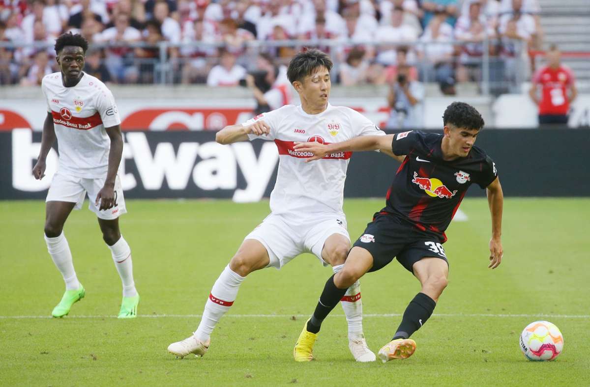 Im ersten Saisonspiel am 7. August der Bundesliga trifft der VfB auf das Topteam von RB Leipzig – und holt ein 1:1. Das Tor der Stuttgarter erzielt Naouirou Ahamada. Was nach einem ordentlichen Auftakt klingt, entpuppt sich als Auftakt einer Sieglosserie.
