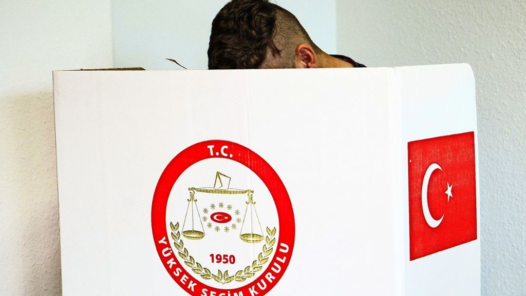  Die ersten Deutschtürken haben in Stuttgart ihre Stimme bei der Präsidentschaftswahl in der Türkei abgegeben. Wir haben ein Stimmungsbild vor dem Wahllokal eingeholt. 