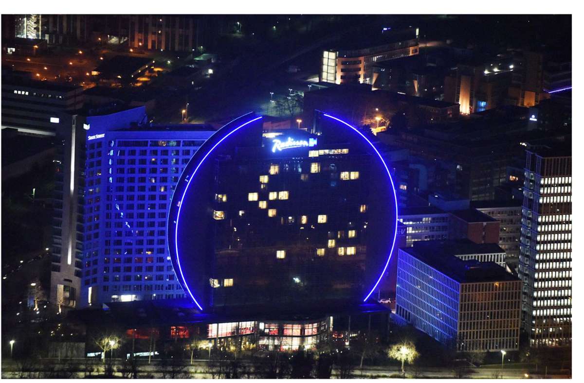 Blau als unverkennbares Markenzeichen: das im November 2005 eröffnete Radisson Blu Hotel in Frankfurt.