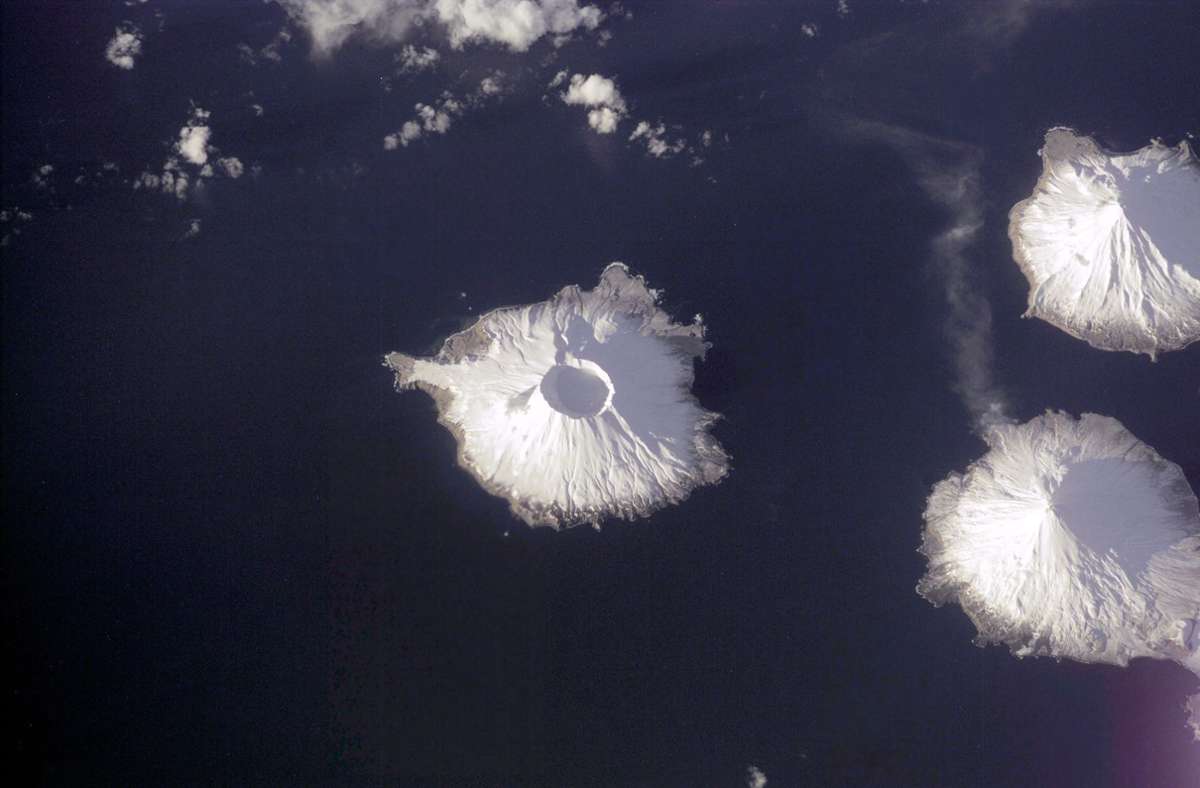 Herbert Island in der Bildmitte, Carlisle Island rechts oben, der aktive Vulkan Mount Cleveland auf Chuginadak rechts unten. Foto: Wikipedia commons/Nasa//eol.jsc.nasa.gov/scripts/sseop/photo