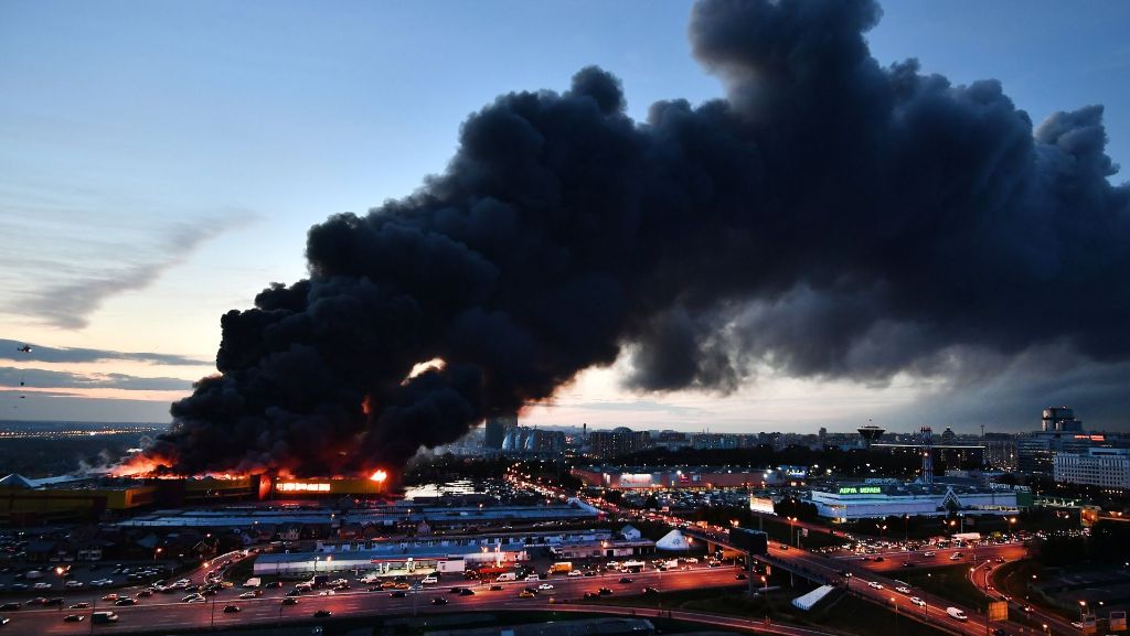 Brand in Moskauer Baumarkt: 3000 Menschen in Sicherheit gebracht