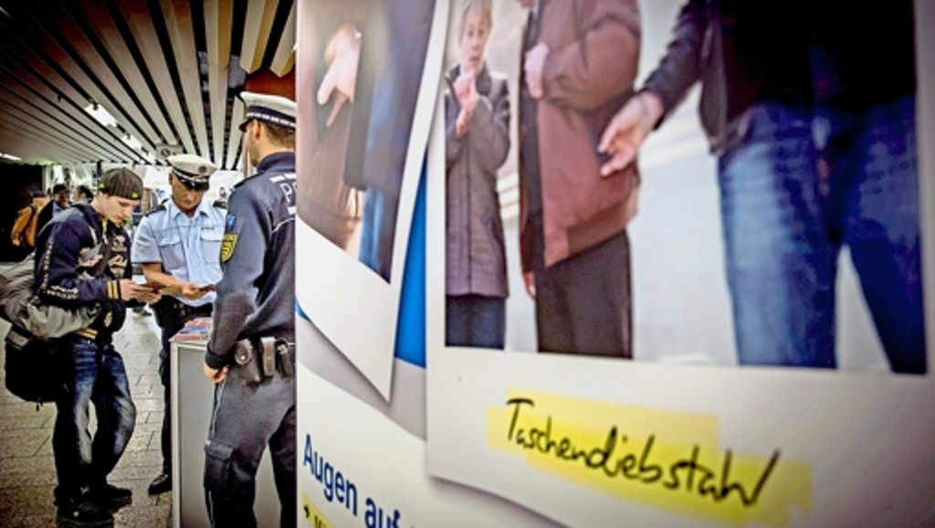  Polizei, Stadt und Kriminalprävention geben den Passanten in der Klett-Passage am Montag hilfreiche Tipps für mehr Sicherheit. Die Themen Taschendiebstahl, Bettelei und Wohnungseinbruch interessieren die Stuttgarter dabei am meisten. 