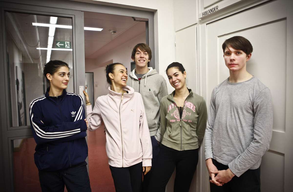 Wie alles begann: Anouk van der Weijde (links) startete mit vier weiteren Elevinnen und Eleven von der Cranko-Schule beim Stuttgarter Ballett – von rechts: Louis Stiens, Julia Bergua Orero, Robert Robinson und Rocio Aleman.