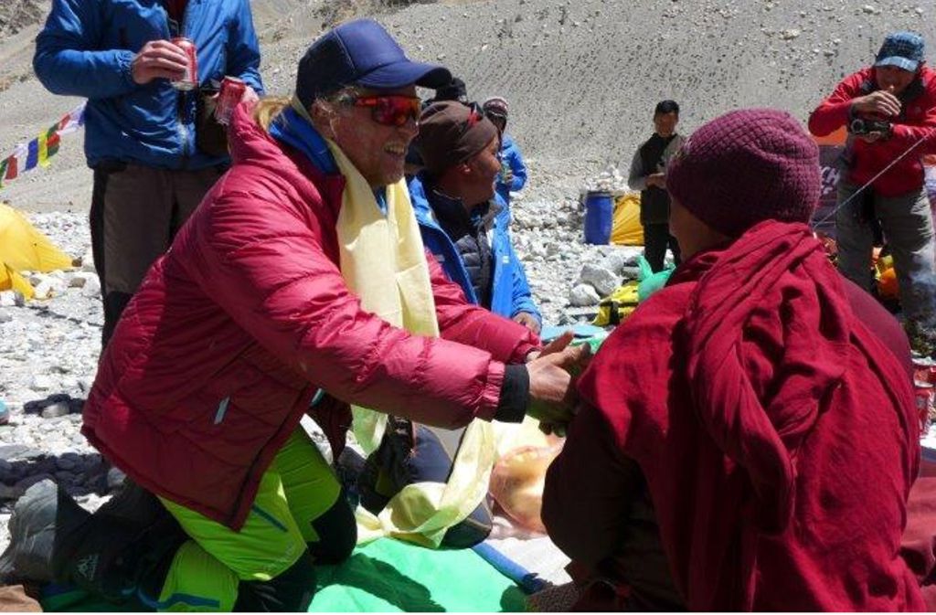 Der Lama (spirituelle Lehrer) des nahen Rongpu-Klosters erteilt Andy Holzer (in der roten Daunenjacke) im Basislager den traditionellen buddhistischen Segen für seine Everest-Unternehmung.