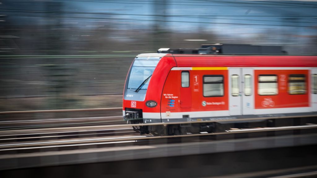 Ehningen bei Böblingen: Unbekannte werfen Einkaufswagen auf Bahngleise