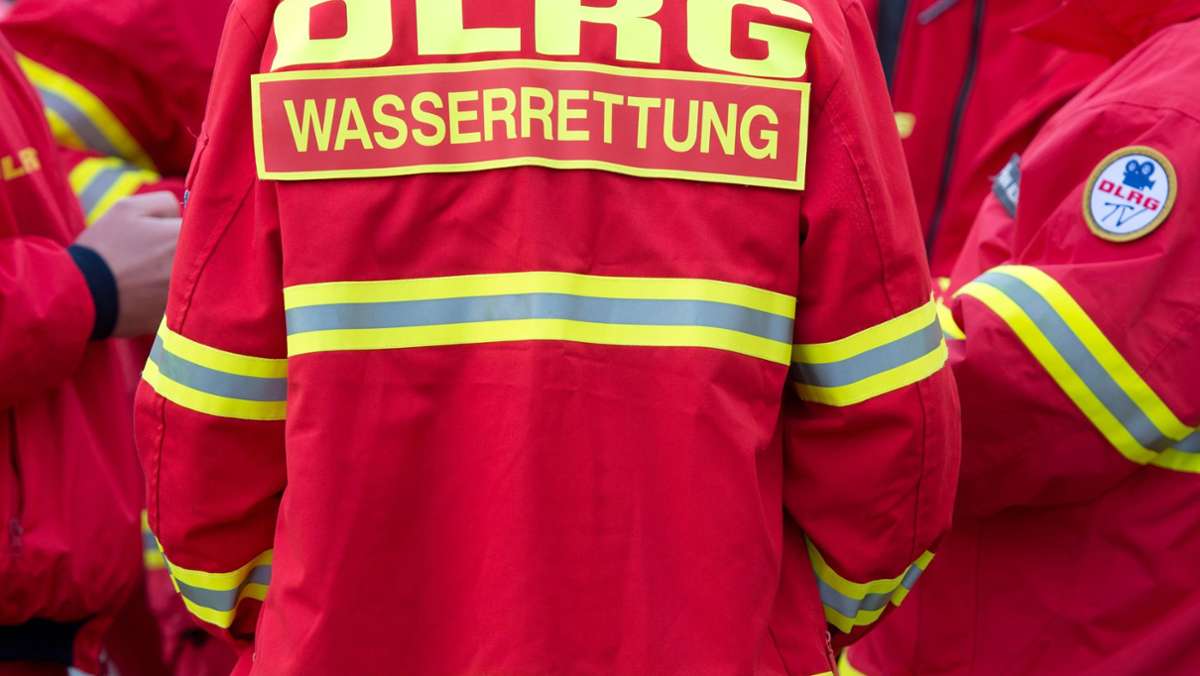Philippsburg im Kreis Karlsruhe: Bei Abfallentsorgung von Brücke in Kanal gestürzt - 31-Jähriger tot