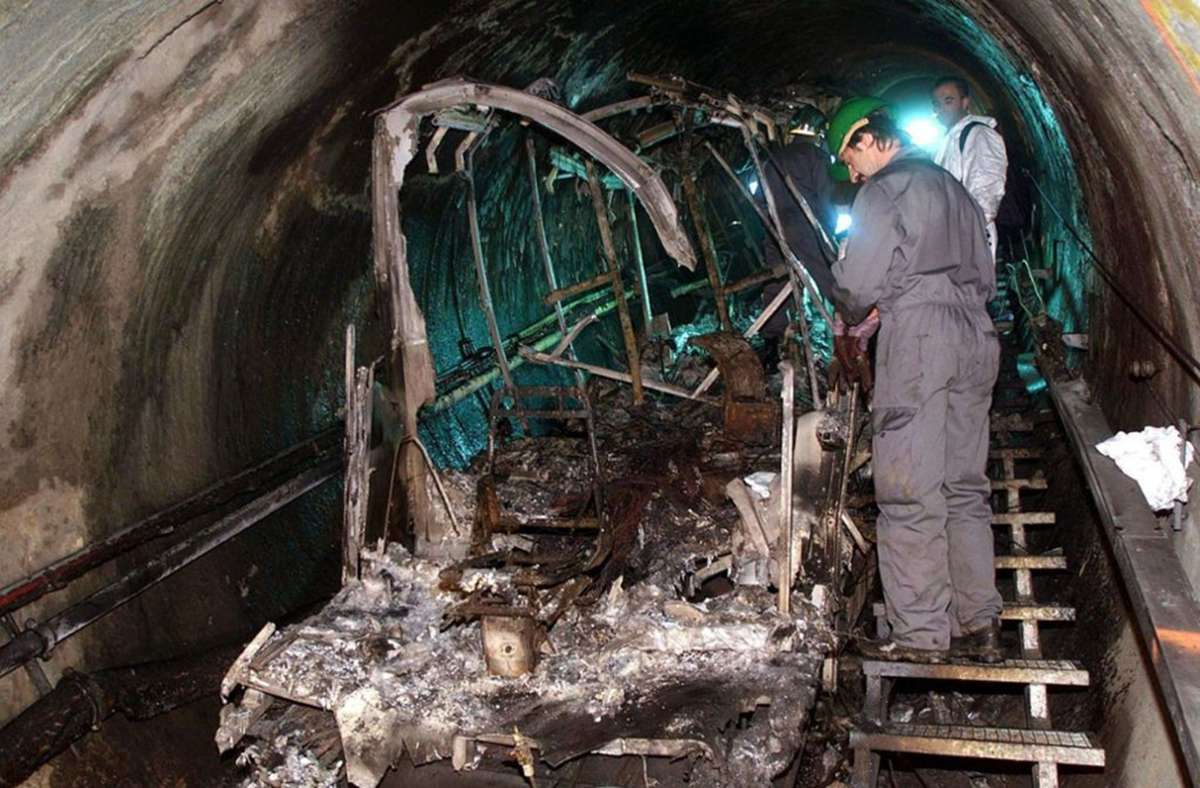 Kaprun (Österreich), 11. November 2000: Bei einer Brandkatastrophe im Tunnel der Standseilbahn zum Kitzsteinhorn in Kaprun sterben 155 Menschen. Ursache war ein in Brand geratener Heizlüfter.