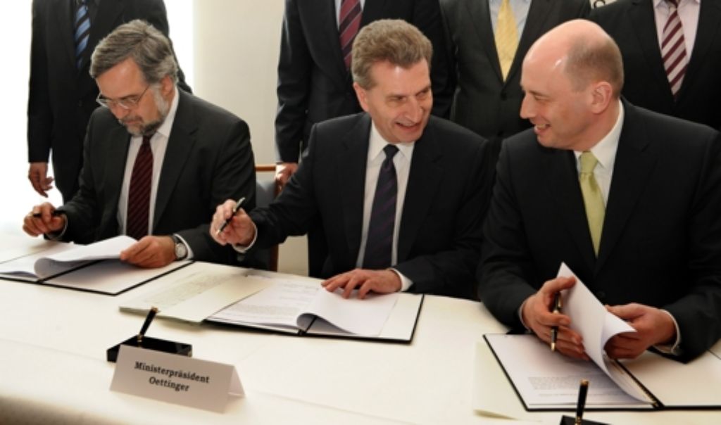 April 2009 Stefan Garber vom Vorstand der Deutschen Bahn (links), Günther Oettinger (Mitte) und Bundesverkehrsminister Wolfgang Tiefensee (rechts) unterzeichnen im Stuttgarter Staatsministerium die Finanzierungsverträge.