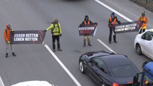 Klimaaktivisten blockieren Bundesstraße
