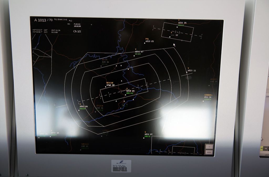 Im Radar sehen sie die Flugzeuge, die sich im Luftraum um den Flughafen herum bewegen.