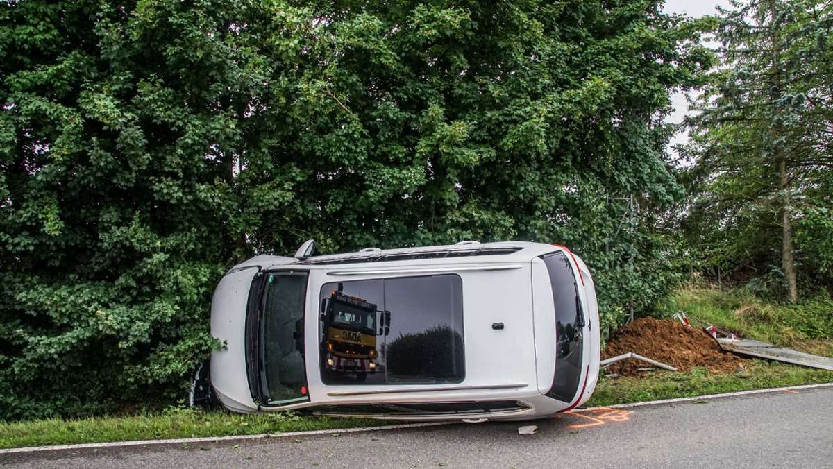  Vermutlich übermüdet und mit Alkohol im Blut unterwegs war ein 53-Autofahrer, der am Samstag in Schönaich mit seinem Auto gegen das Ortsschild und einen Baum gekracht ist. Das Auto ist hinüber und der Führerschein ist wohl bis auf Weiteres auch weg. 