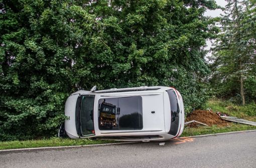 Der VW Tiguan kam nach dem Unfall auf der Seite zum liegen. Foto: SDMG/SDMG / Dettenmeyer
