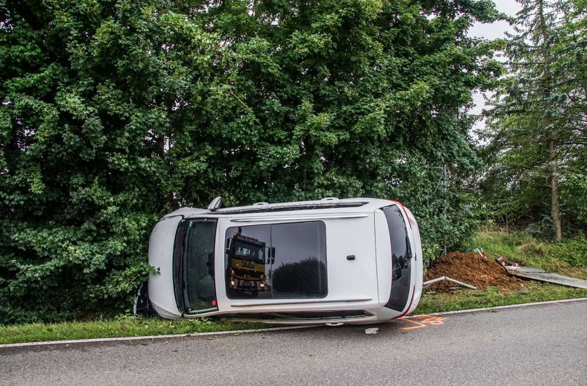 Der VW Tiguan kam nach dem Unfall auf der Seite zum liegen. Foto: SDMG/SDMG / Dettenmeyer
