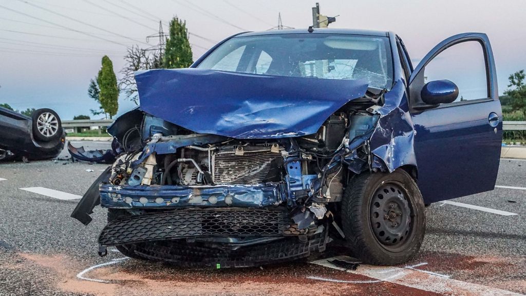 Schwieberdingen im Kreis Ludwigsburg: Fahrer missachtet Stoppschild – zwei Schwerverletzte